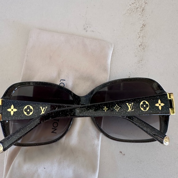 Louis Vuitton monogramed sunglasses - Picture 4 of 5